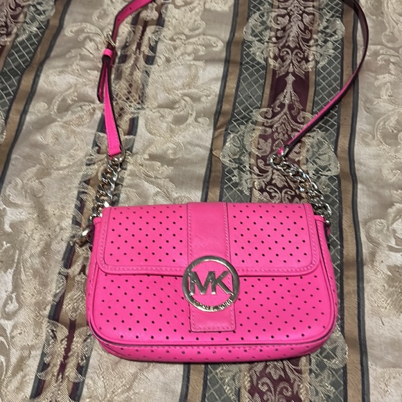 Gently used . HOT 🥵 PINK Michael Kors purse - Picture 2 of 4
